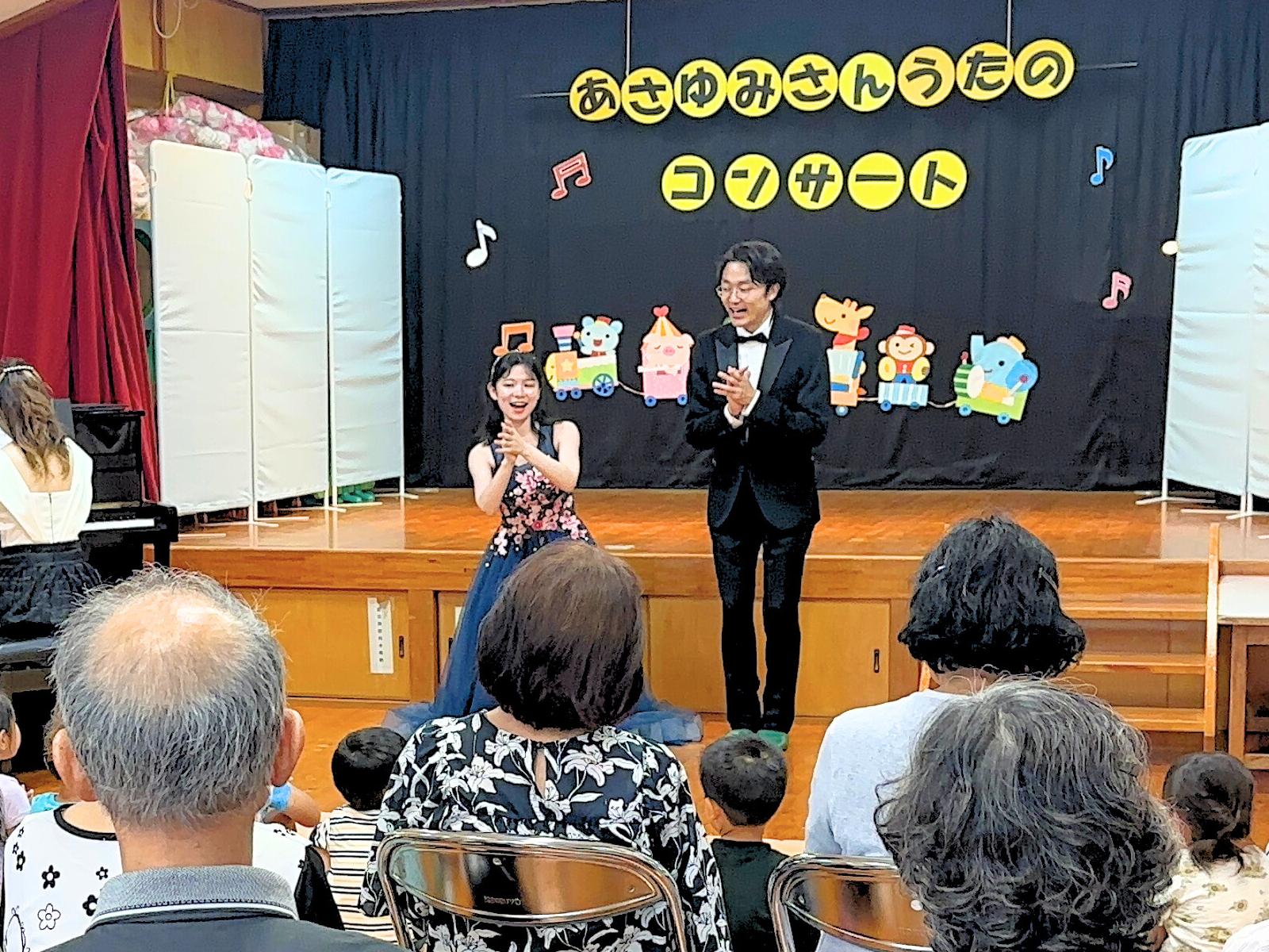 学校や公共施設での公演の活動写真